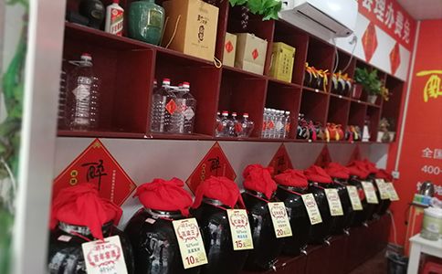 散酒店酒坛摆得巧，客户跑不了